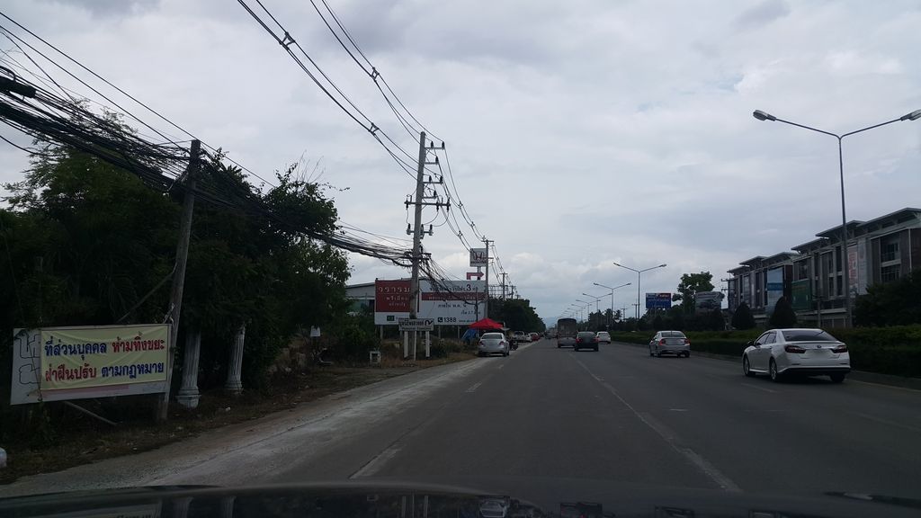 ภาพถนนตรงที่ Roastniyom Coffee กาดสามแยก ตั้งอยู่ ถ่ายโดย jrcarlsen พ.ศ. 2559 (2016) · A street-level view of where Roastniyom Coffee กาดสามแยก stands, by jrcarlsen in 2559 (2016)