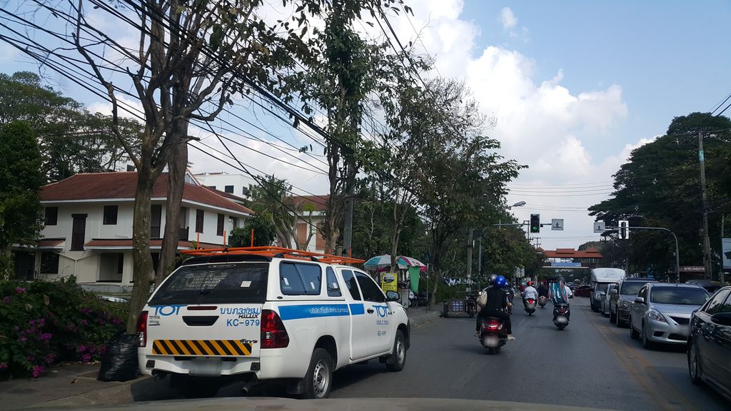 ภาพถนนตรงที่ นมสดหน้าแมคฯ ตั้งอยู่ ถ่ายโดย jrcarlsen พ.ศ. 2559 (2016) · A street-level view of where นมสดหน้าแมคฯ · Namasotnamaek stands, by jrcarlsen in 2559 (2016)