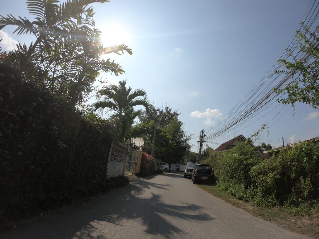 ภาพถนนตรงที่ ที่พักเชียงใหม่ Kaewdaisri Home Stay ตั้งอยู่ ถ่ายโดย chanuwath_grab พ.ศ. 2562 (2019) · A street-level view of where ที่พักเชียงใหม่ Kaewdaisri Home Stay stands, by chanuwath_grab in 2562 (2019)