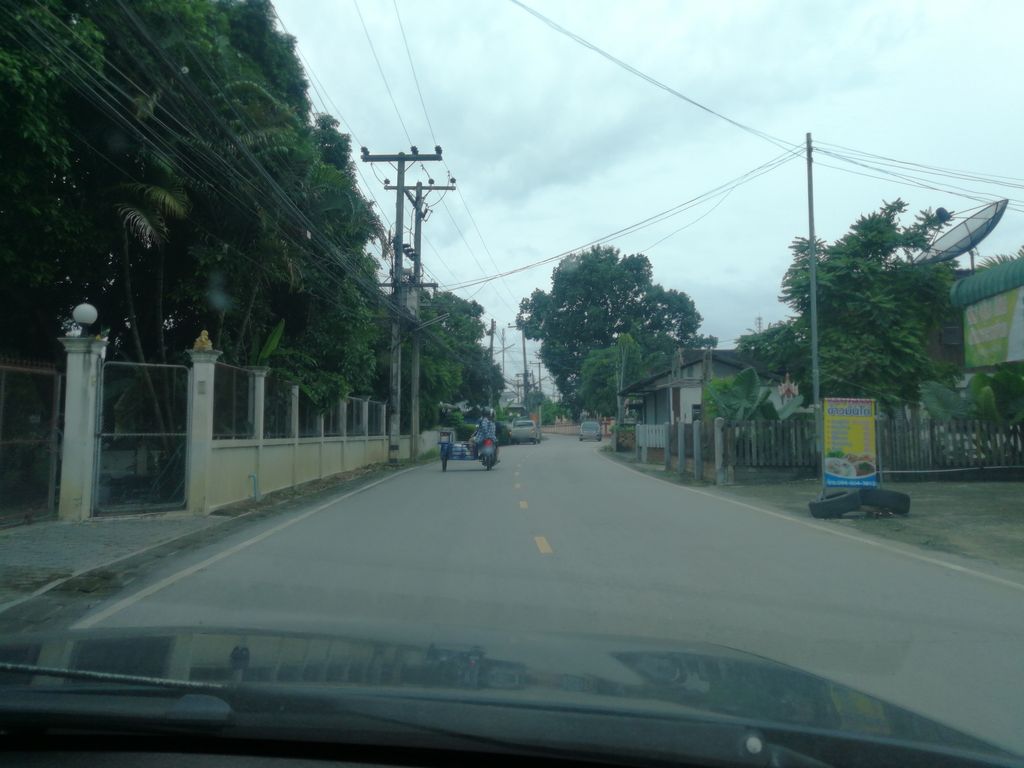 ภาพถนนตรงที่ อุ๊ยแก้ว coffee house ตั้งอยู่ ถ่ายโดย chanon พ.ศ. 2561 (2018) · A street-level view of where อุ๊ยแก้ว coffee house stands, by chanon in 2561 (2018)