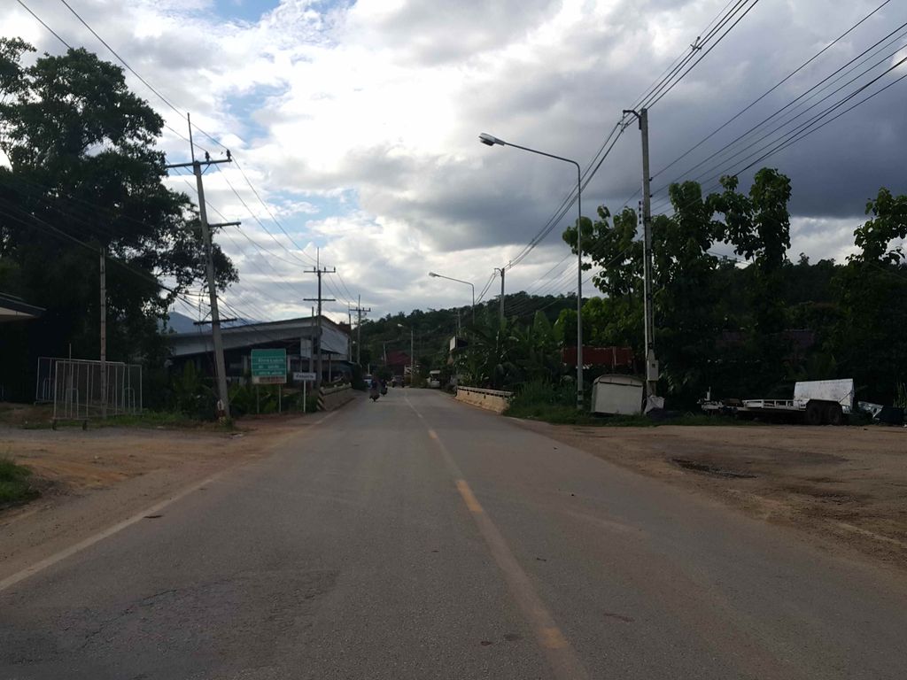 ภาพถนนตรงที่ อู่สุทัศน์บริการ ตั้งอยู่ ถ่ายโดย jrcarlsen พ.ศ. 2558 (2015) · A street-level view of where อู่สุทัศน์บริการ · U Su That Brikan stands, by jrcarlsen in 2558 (2015)