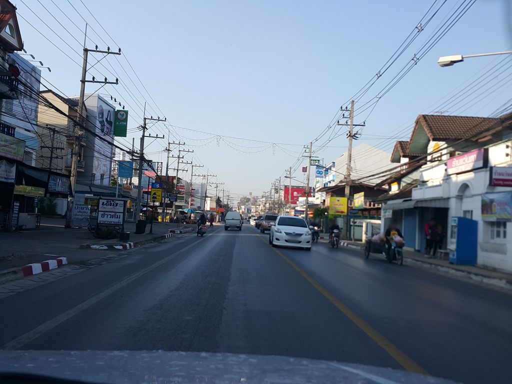 ภาพถนนตรงที่ มาลองคัท ตั้งอยู่ ถ่ายโดย jrcarlsen พ.ศ. 2558 (2015) · A street-level view of where มาลองคัท · Manongkhat stands, by jrcarlsen in 2558 (2015)