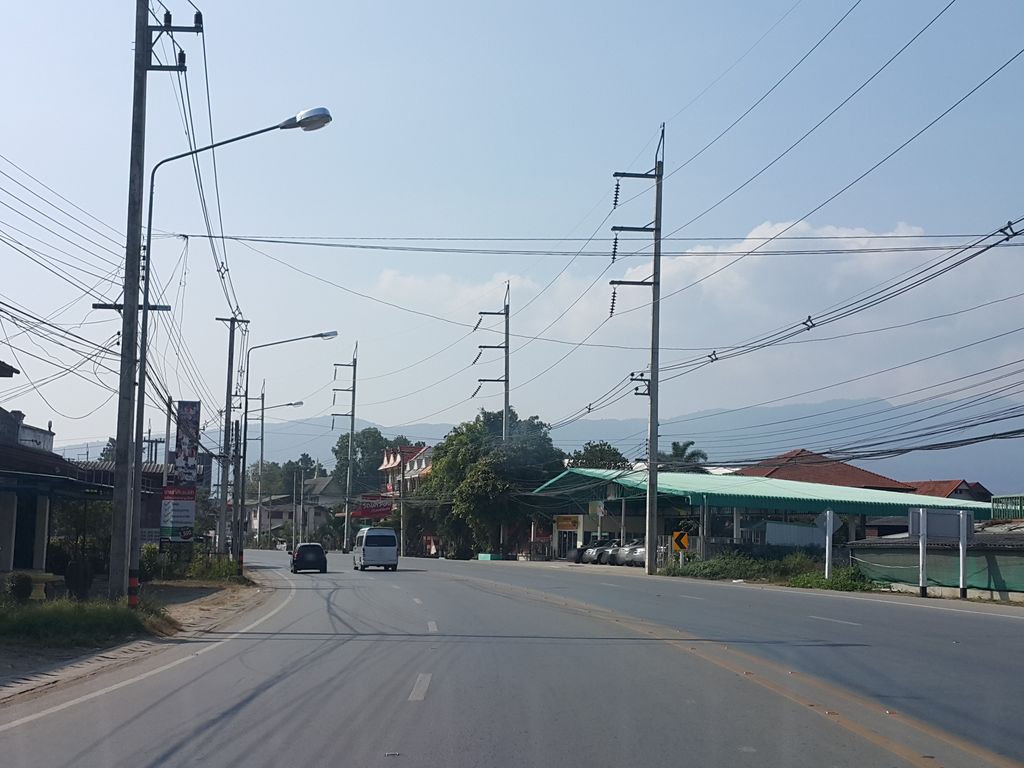 ภาพถนนตรงที่ สมเดชพันธุ์ไม้ ตั้งอยู่ ถ่ายโดย jrcarlsen พ.ศ. 2558 (2015) · A street-level view of where สมเดชพันธุ์ไม้ · Som Det Phanmai stands, by jrcarlsen in 2558 (2015)