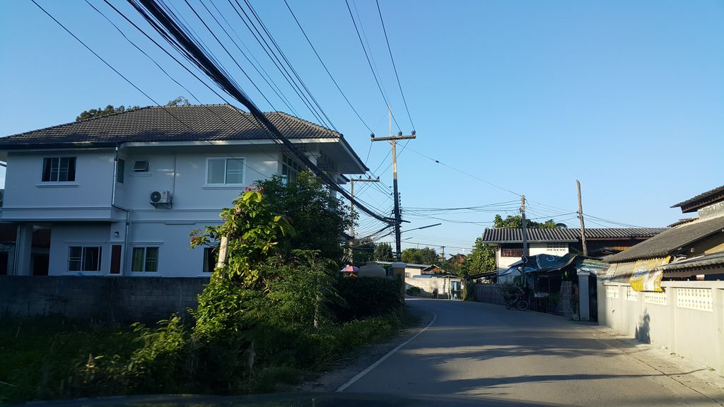 ภาพถนนตรงที่ ครัวคูณสี่ ตั้งอยู่ ถ่ายโดย jrcarlsen พ.ศ. 2559 (2016) · A street-level view of where ครัวคูณสี่ · Khruakhunsi stands, by jrcarlsen in 2559 (2016)