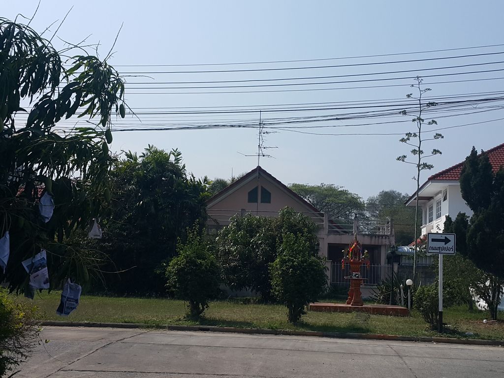 ภาพถนนตรงที่ Lannaphafaithai ตั้งอยู่ ถ่ายโดย jrcarlsen พ.ศ. 2559 (2016) · A street-level view of where Lannaphafaithai stands, by jrcarlsen in 2559 (2016)