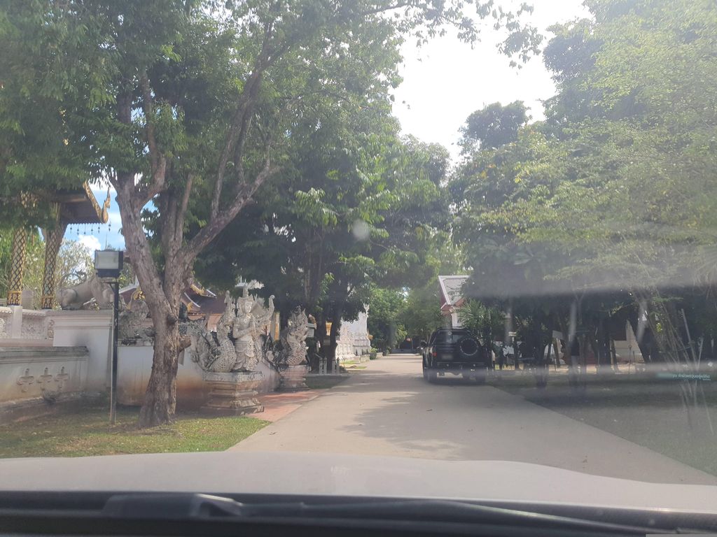 ภาพถนนตรงที่ วัดป่าดาราภิรมย์ ตั้งอยู่ ถ่ายโดย jrcarlsen พ.ศ. 2566 (2023) · A street-level view of where วัดป่าดาราภิรมย์ · Wat Pa Dara Phinma stands, by jrcarlsen in 2566 (2023)