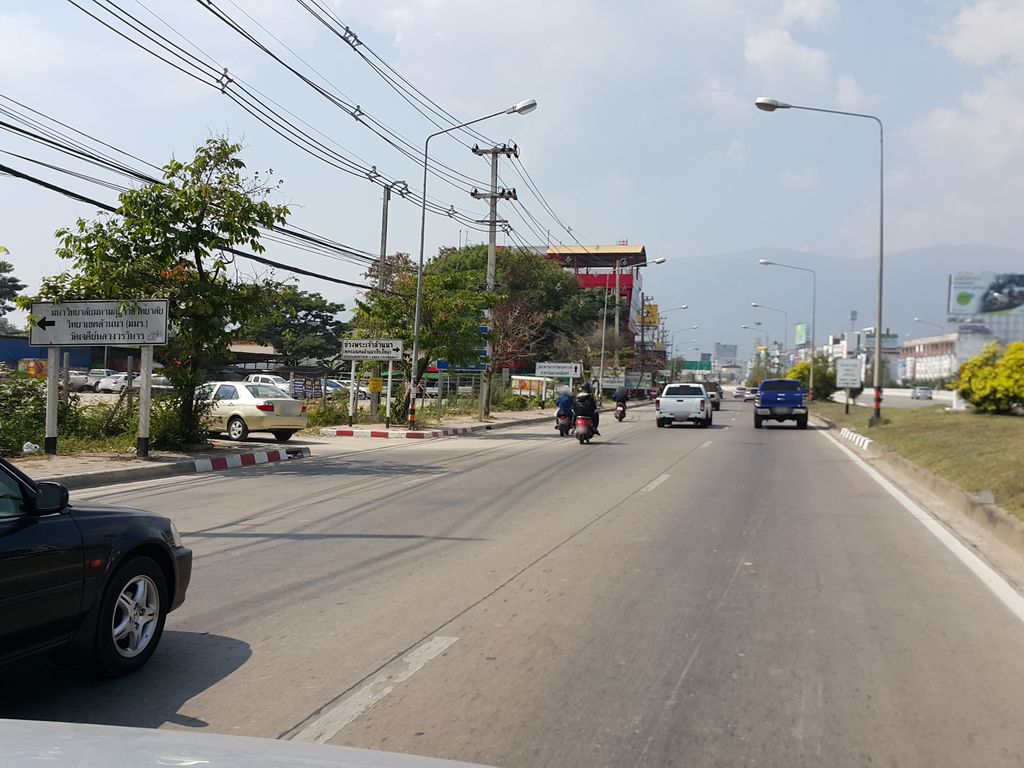 ภาพถนนตรงที่ BURNOUT Chill & Grill ตั้งอยู่ ถ่ายโดย jrcarlsen พ.ศ. 2558 (2015) · A street-level view of where BURNOUT Chill & Grill stands, by jrcarlsen in 2558 (2015)