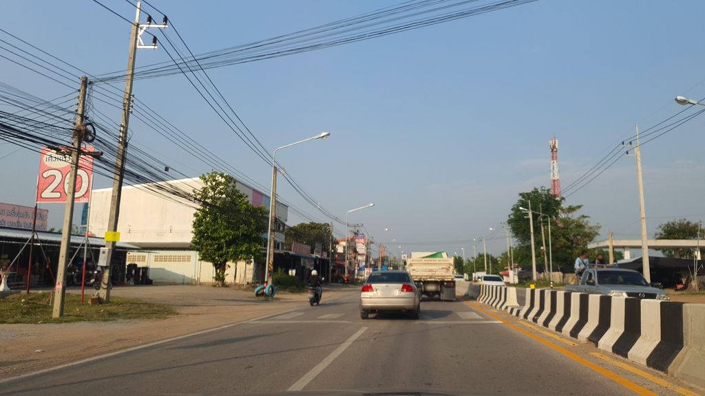 ภาพถนนตรงที่ แม่วางการ์เด้นท์ ตั้งอยู่ ถ่ายโดย jrcarlsen พ.ศ. 2565 (2022) · A street-level view of where แม่วางการ์เด้นท์ · Mae Wang Garden stands, by jrcarlsen in 2565 (2022)