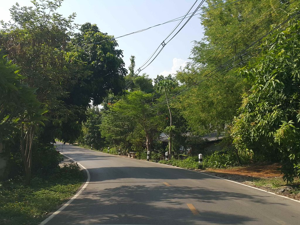 ภาพถนนตรงที่ กั้นงามซาลอน ตั้งอยู่ ถ่ายโดย jrcarlsen พ.ศ. 2558 (2015) · A street-level view of where กั้นงามซาลอน · Kanngamsanon stands, by jrcarlsen in 2558 (2015)
