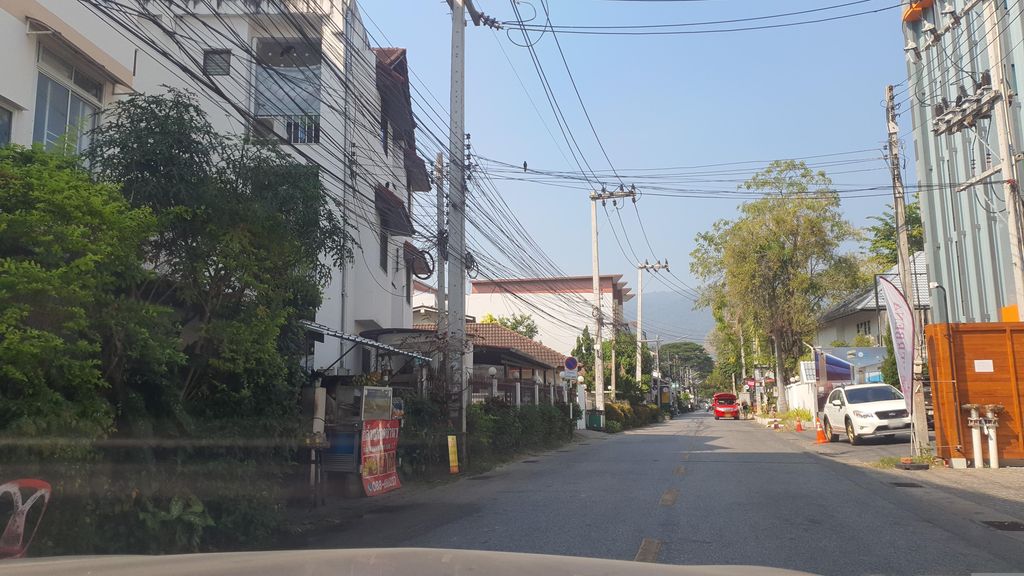 ภาพถนนตรงที่ Verbena Chiangmai ตั้งอยู่ ถ่ายโดย jrcarlsen พ.ศ. 2566 (2023) · A street-level view of where Verbena Chiangmai stands, by jrcarlsen in 2566 (2023)