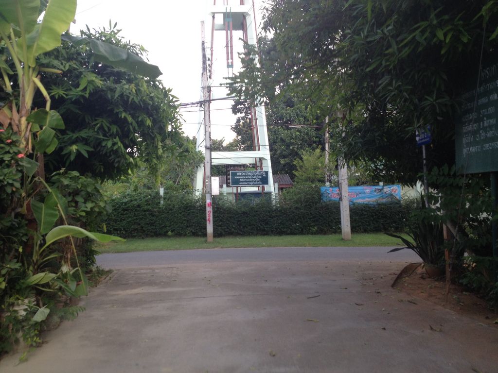ภาพถนนตรงที่ กำจรพานิช ตั้งอยู่ ถ่ายโดย jimwatana พ.ศ. 2558 (2015) · A street-level view of where กำจรพานิช · Kamchonphanit stands, by jimwatana in 2558 (2015)