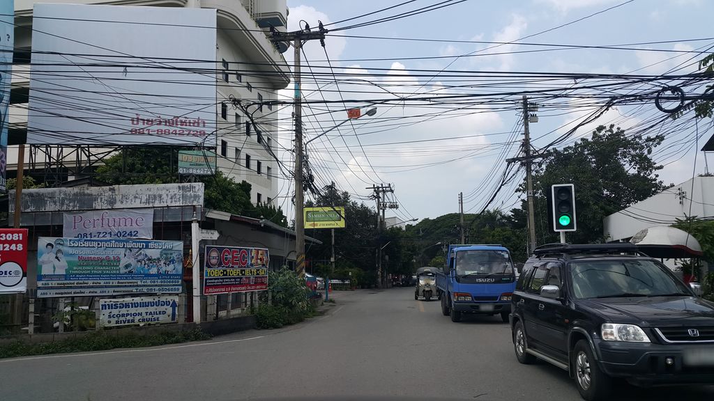 ภาพถนนตรงที่ ตลาดวโรรส ตั้งอยู่ ถ่ายโดย jrcarlsen พ.ศ. 2559 (2016) · A street-level view of where ตลาดวโรรส · Warorot Market stands, by jrcarlsen in 2559 (2016)