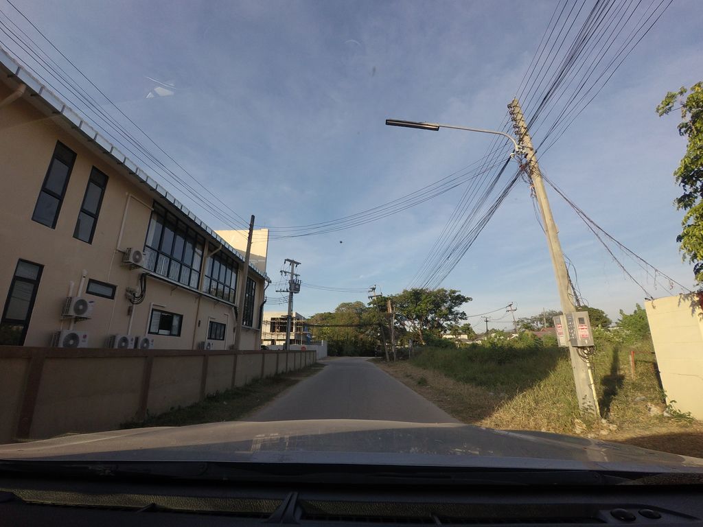 ภาพถนนตรงที่ Dontreeseason ตั้งอยู่ ถ่ายโดย mishari พ.ศ. 2563 (2020) · A street-level view of where Dontreeseason stands, by mishari in 2563 (2020)