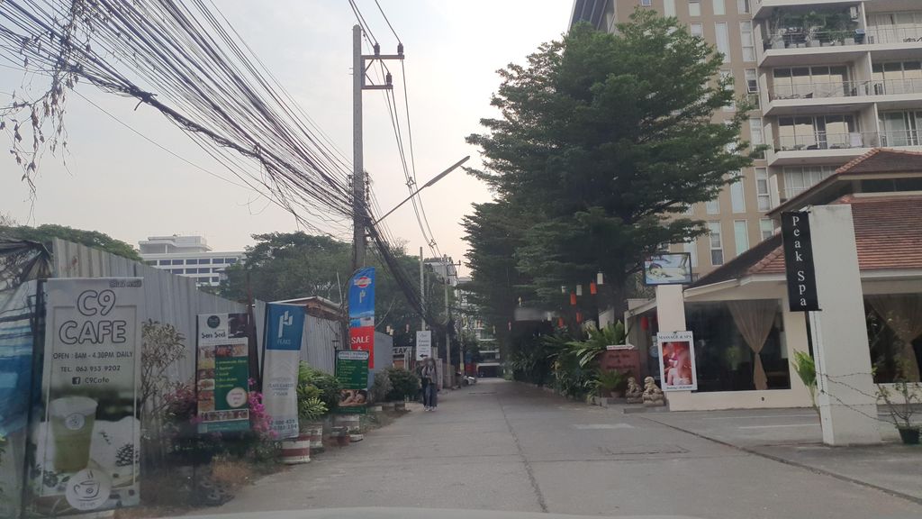 ภาพถนนตรงที่ เชียงใหม่บุ๊คแอนด์ซัพพลาย ตั้งอยู่ ถ่ายโดย jrcarlsen พ.ศ. 2566 (2023) · A street-level view of where เชียงใหม่บุ๊คแอนด์ซัพพลาย · Chiang Mai Book & Sapphlai stands, by jrcarlsen in 2566 (2023)