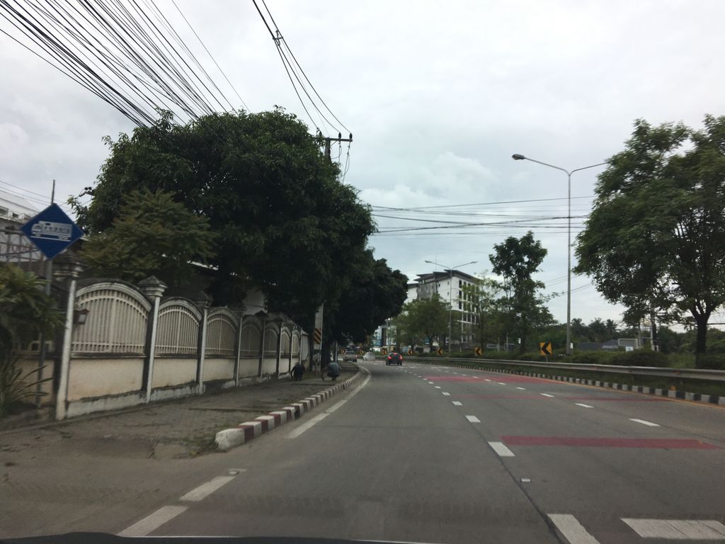 ภาพถนนตรงที่ Blue Noodle Shop ตั้งอยู่ ถ่ายโดย wapriz พ.ศ. 2561 (2018) · A street-level view of where Blue Noodle Shop stands, by wapriz in 2561 (2018)