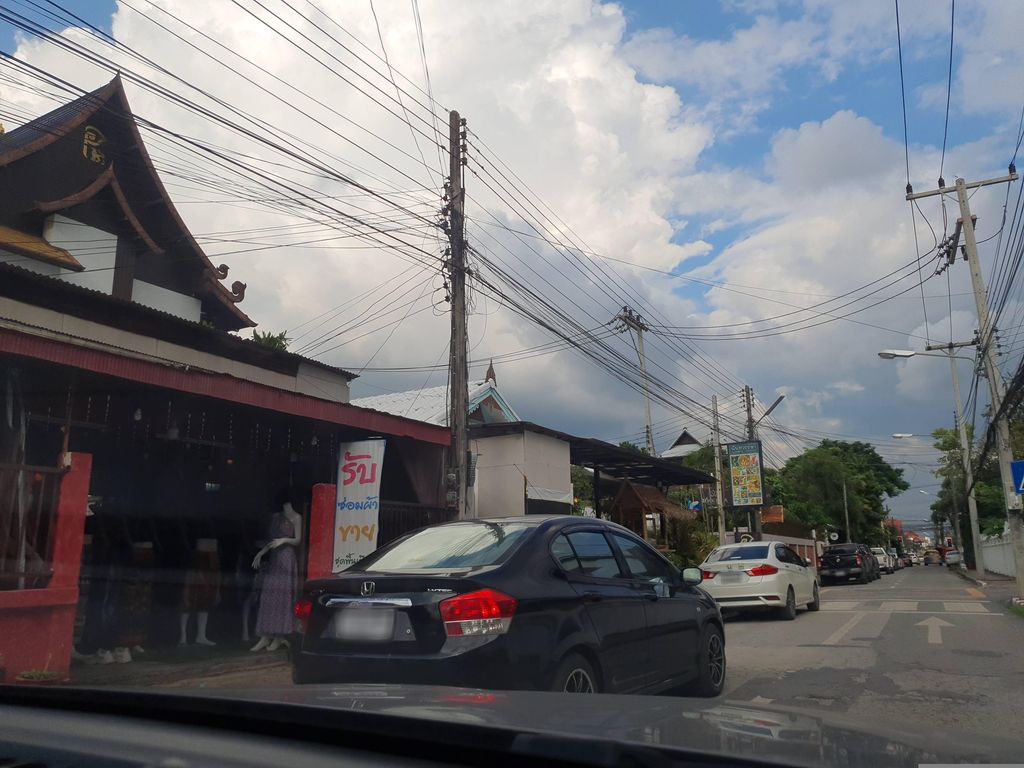 ภาพถนนตรงที่ Pairesidence ตั้งอยู่ ถ่ายโดย jrcarlsen พ.ศ. 2566 (2023) · A street-level view of where Pairesidence stands, by jrcarlsen in 2566 (2023)