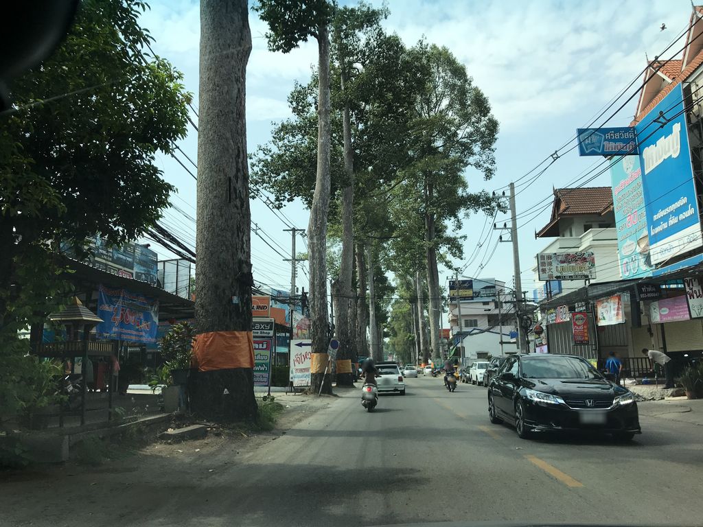 ภาพถนนตรงที่ ฟาร์ม่าเอช ตั้งอยู่ ถ่ายโดย prasert พ.ศ. 2561 (2018) · A street-level view of where ฟาร์ม่าเอช · Pharma Et stands, by prasert in 2561 (2018)