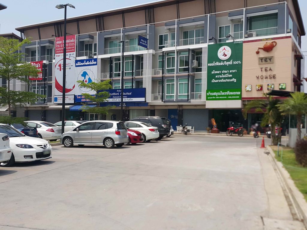 ภาพถนนตรงที่ KPhone ตั้งอยู่ ถ่ายโดย jrcarlsen พ.ศ. 2558 (2015) · A street-level view of where KPhone stands, by jrcarlsen in 2558 (2015)