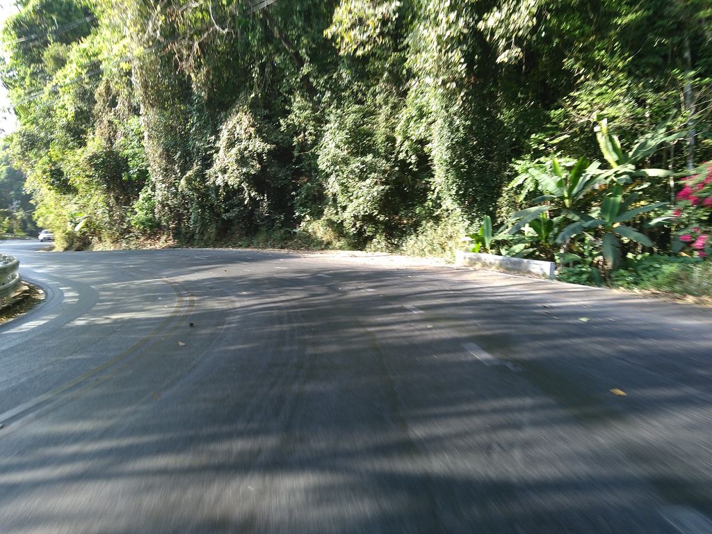 ภาพถนนตรงที่ Huai Rap Sadet Waterfall ตั้งอยู่ ถ่ายโดย bahjesaispas พ.ศ. 2562 (2019) · A street-level view of where Huai Rap Sadet Waterfall stands, by bahjesaispas in 2562 (2019)