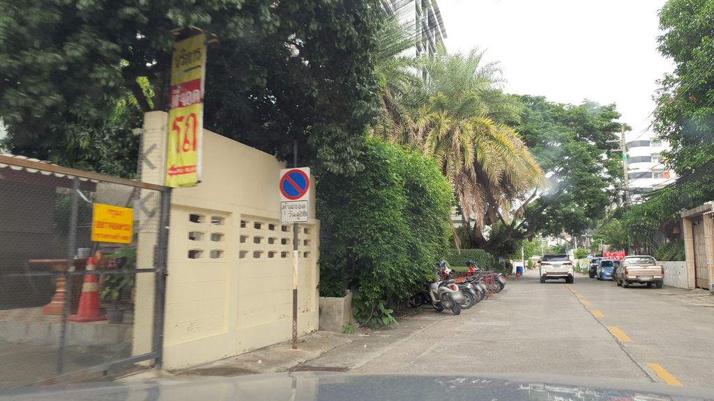 ภาพถนนตรงที่ Barbie Hair Studio ตั้งอยู่ ถ่ายโดย jrcarlsen พ.ศ. 2564 (2021) · A street-level view of where Barbie Hair Studio stands, by jrcarlsen in 2564 (2021)