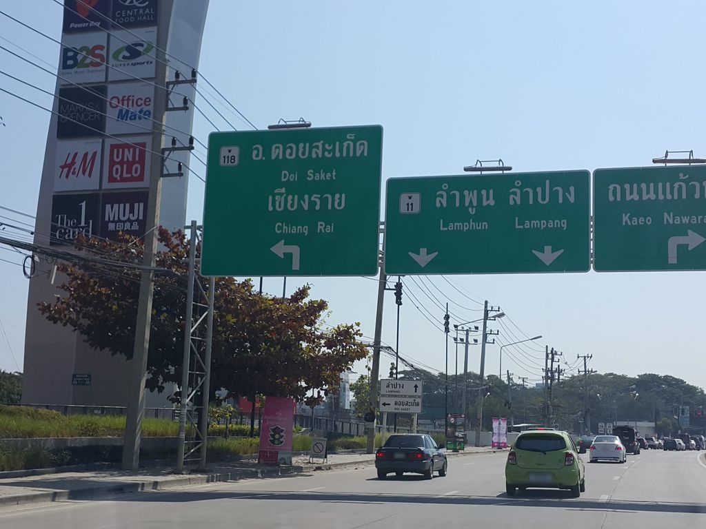 ภาพถนนตรงที่ Lady Fruit ตั้งอยู่ ถ่ายโดย jrcarlsen พ.ศ. 2559 (2016) · A street-level view of where Lady Fruit stands, by jrcarlsen in 2559 (2016)