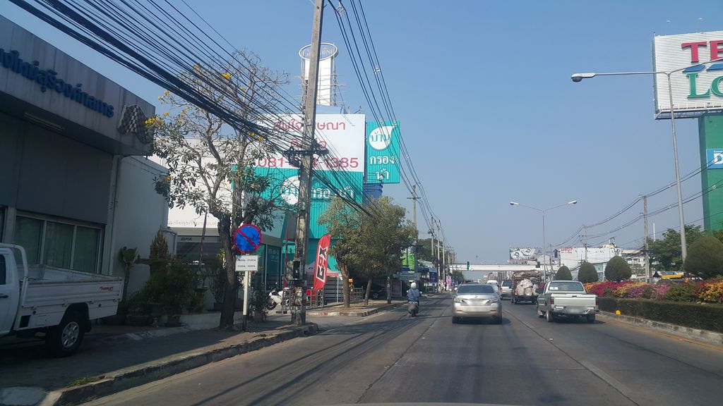 ภาพถนนตรงที่ โครงการ บ้านสวนตะวัน Baansuantawan ตั้งอยู่ ถ่ายโดย jrcarlsen พ.ศ. 2562 (2019) · A street-level view of where โครงการ บ้านสวนตะวัน Baansuantawan stands, by jrcarlsen in 2562 (2019)