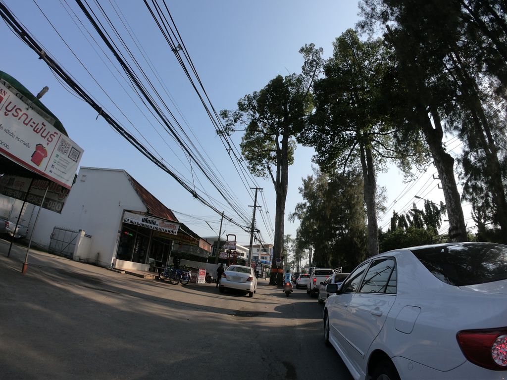 ภาพถนนตรงที่ Buranaphan T-Shirt Shop ตั้งอยู่ ถ่ายโดย chanuwath_grab พ.ศ. 2562 (2019) · A street-level view of where Buranaphan T-Shirt Shop stands, by chanuwath_grab in 2562 (2019)