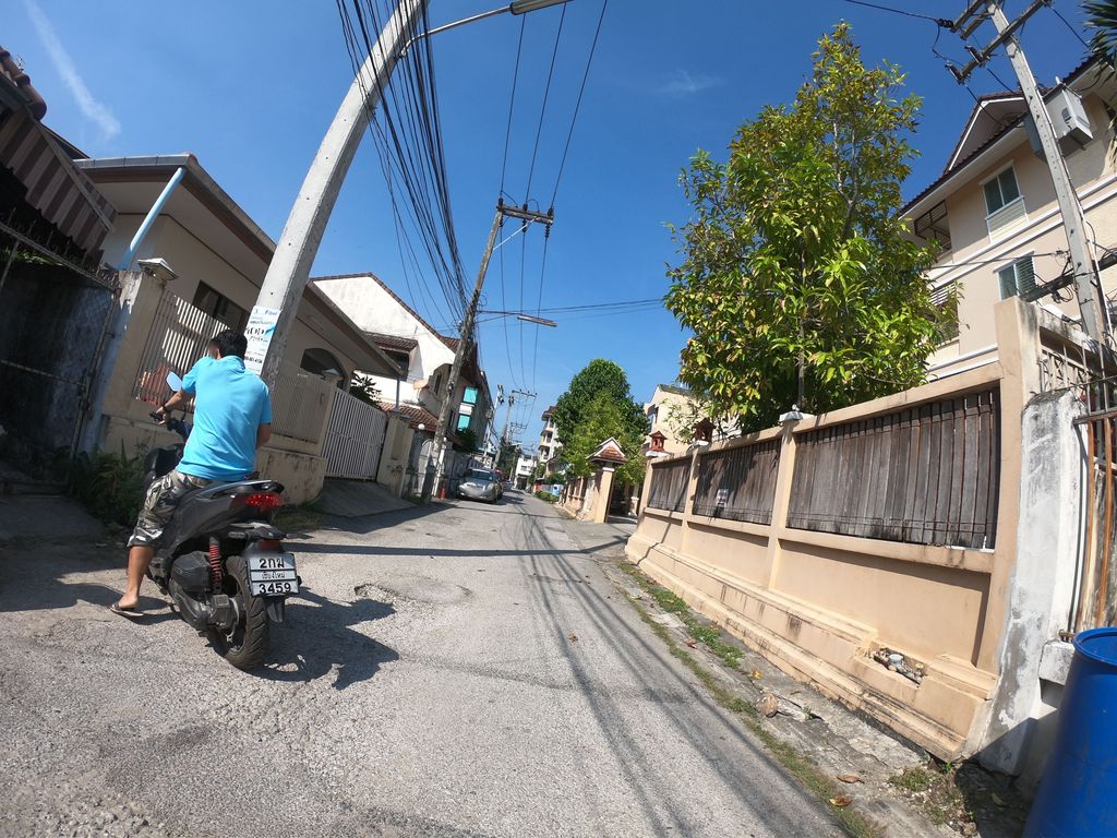 ภาพถนนตรงที่ ชวกรอพาร์ทเมนท์ ตั้งอยู่ ถ่ายโดย chanuwath_grab พ.ศ. 2562 (2019) · A street-level view of where ชวกรอพาร์ทเมนท์ · Chuakra Apartment stands, by chanuwath_grab in 2562 (2019)