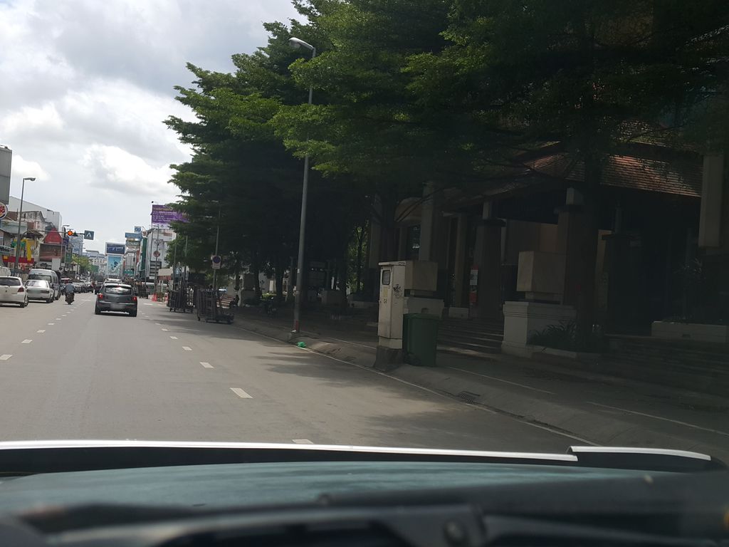 ภาพถนนตรงที่ VIP Custom Tailor - Chiang Mai ตั้งอยู่ ถ่ายโดย jrcarlsen พ.ศ. 2558 (2015) · A street-level view of where VIP Custom Tailor - Chiang Mai stands, by jrcarlsen in 2558 (2015)