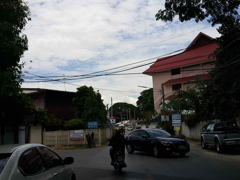 ภาพถนนตรงที่ ไก่ทอดสมุนไพร ถูกใจ ตั้งอยู่ ถ่ายโดย jrcarlsen พ.ศ. 2558 (2015) · A street-level view of where ไก่ทอดสมุนไพร ถูกใจ · Kaithot Samunphrai Thukchai stands, by jrcarlsen in 2558 (2015)