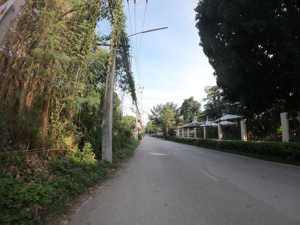 ภาพถนนตรงที่ WhyD.cnx | Coffee Shop ตั้งอยู่ ถ่ายโดย chanuwath_grab พ.ศ. 2562 (2019) · A street-level view of where WhyD.cnx | Coffee Shop stands, by chanuwath_grab in 2562 (2019)