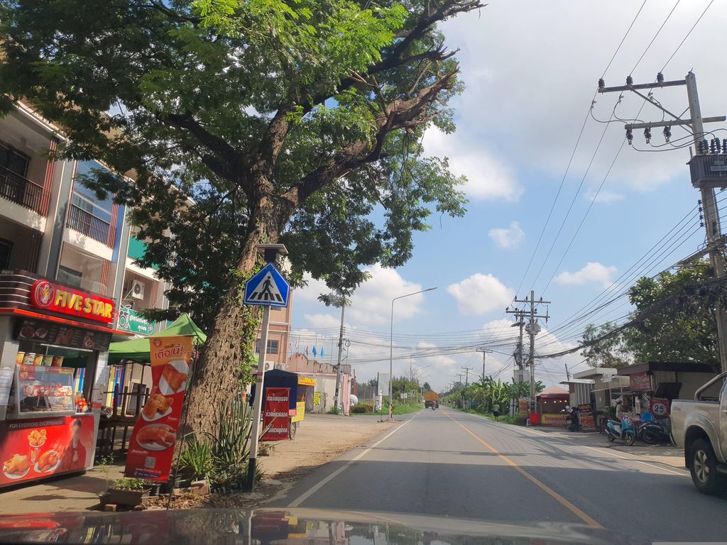 ภาพถนนตรงที่ Aekasan Printing ตั้งอยู่ ถ่ายโดย jrcarlsen พ.ศ. 2566 (2023) · A street-level view of where Aekasan Printing stands, by jrcarlsen in 2566 (2023)