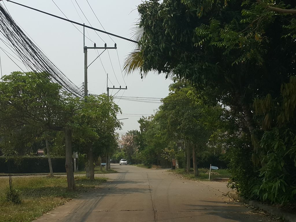 ภาพถนนตรงที่ ร้านข่วงบ้าน ตั้งอยู่ ถ่ายโดย jrcarlsen พ.ศ. 2559 (2016) · A street-level view of where ร้านข่วงบ้าน · Ran Khwong Ban stands, by jrcarlsen in 2559 (2016)