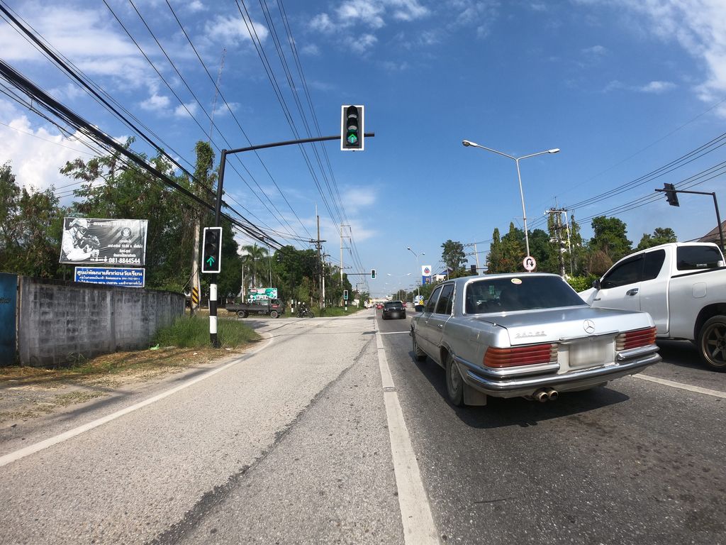 ภาพถนนตรงที่ Por Phan 7 BB Gun ตั้งอยู่ ถ่ายโดย chanuwath_grab พ.ศ. 2562 (2019) · A street-level view of where Por Phan 7 BB Gun stands, by chanuwath_grab in 2562 (2019)
