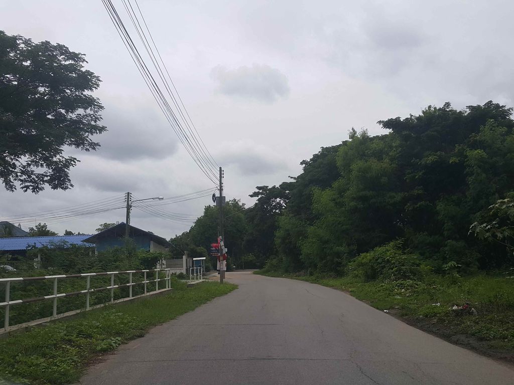 ภาพถนนตรงที่ โต๊ะกับข้าว ตั้งอยู่ ถ่ายโดย jrcarlsen พ.ศ. 2558 (2015) · A street-level view of where โต๊ะกับข้าว · Tokapkhao stands, by jrcarlsen in 2558 (2015)