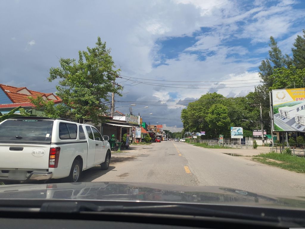 ภาพถนนตรงที่ ร้านมะยมทองคาโอเกะ ตั้งอยู่ ถ่ายโดย jrcarlsen พ.ศ. 2566 (2023) · A street-level view of where ร้านมะยมทองคาโอเกะ · Ran Mayom Thong Khaoke stands, by jrcarlsen in 2566 (2023)