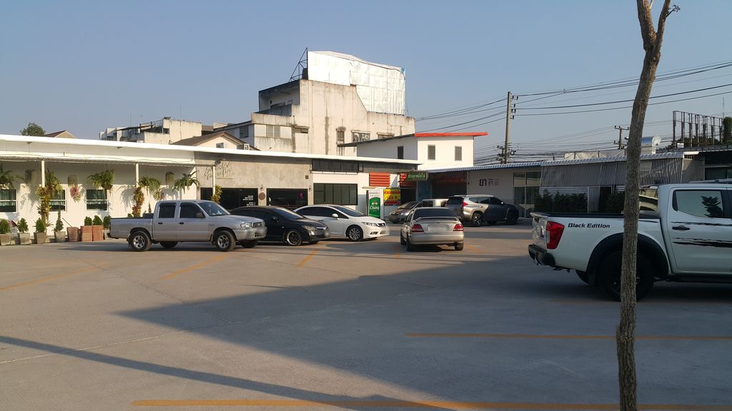 ภาพถนนตรงที่ Sabai Hua Sleep Salon ตั้งอยู่ ถ่ายโดย jrcarlsen พ.ศ. 2562 (2019) · A street-level view of where Sabai Hua Sleep Salon stands, by jrcarlsen in 2562 (2019)