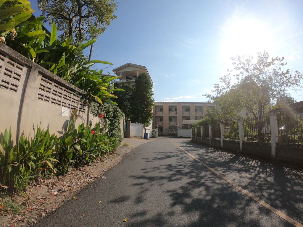ภาพถนนตรงที่ Royal Grand Hill Changmai ตั้งอยู่ ถ่ายโดย chanuwath_grab พ.ศ. 2562 (2019) · A street-level view of where Royal Grand Hill Changmai stands, by chanuwath_grab in 2562 (2019)