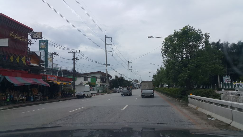 ภาพถนนตรงที่ แดง บาร์เบอร์ ตั้งอยู่ ถ่ายโดย jrcarlsen พ.ศ. 2561 (2018) · A street-level view of where แดง บาร์เบอร์ · Daeng Barber stands, by jrcarlsen in 2561 (2018)