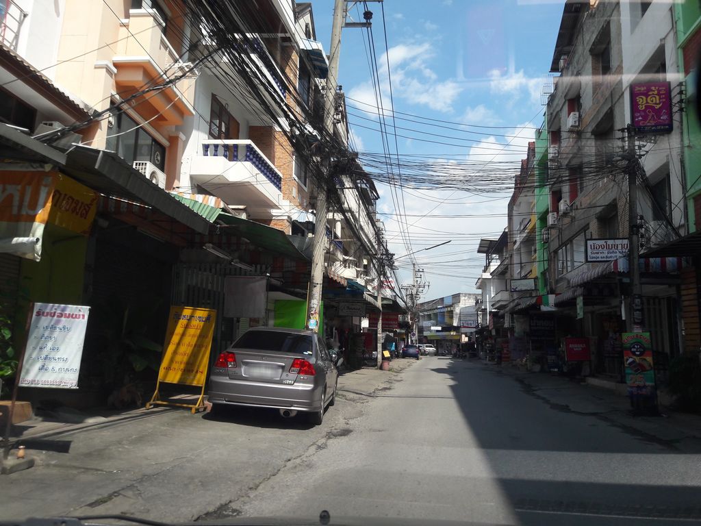 ภาพถนนตรงที่ P'it Store ตั้งอยู่ ถ่ายโดย superbate พ.ศ. 2561 (2018) · A street-level view of where P'it Store stands, by superbate in 2561 (2018)