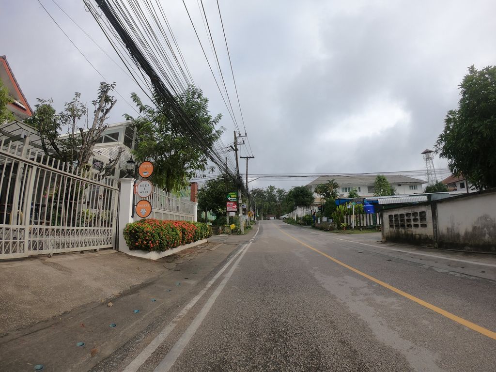 ภาพถนนตรงที่ 泰鴻堂 ตั้งอยู่ ถ่ายโดย chanuwath_grab พ.ศ. 2562 (2019) · A street-level view of where 泰鴻堂 stands, by chanuwath_grab in 2562 (2019)