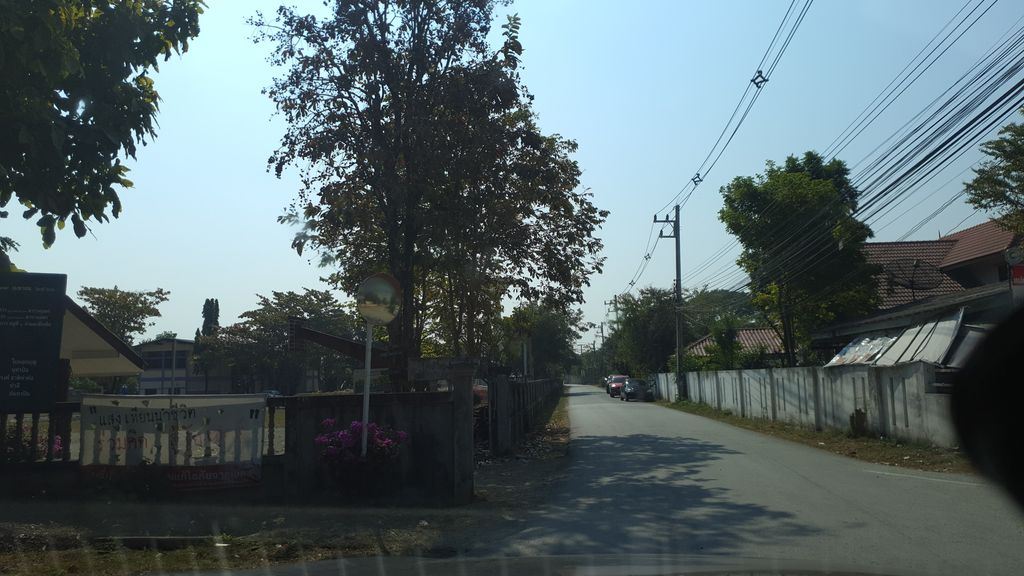 ภาพถนนตรงที่ ร้านขนมจีนป้าออ ตั้งอยู่ ถ่ายโดย jrcarlsen พ.ศ. 2563 (2020) · A street-level view of where ร้านขนมจีนป้าออ · Ran Khanomchin Pa O stands, by jrcarlsen in 2563 (2020)