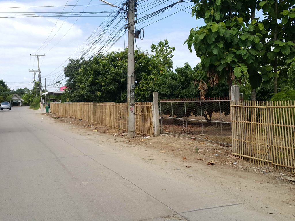 ภาพถนนตรงที่ แม่โฮมซิตี้ ต.ต้นเปา สันกำแพง ตั้งอยู่ ถ่ายโดย jrcarlsen พ.ศ. 2558 (2015) · A street-level view of where แม่โฮมซิตี้ ต.ต้นเปา สันกำแพง · Mae Home City Ta.ton Pao San Kamphaeng stands, by jrcarlsen in 2558 (2015)