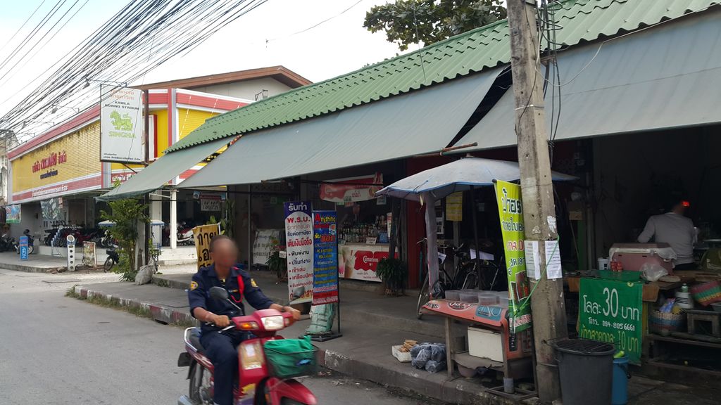 ภาพถนนตรงที่ ป้านกแก้วผลไม้ซิ่ง - Nokkaew Fast Fruit Chiang Mai ตั้งอยู่ ถ่ายโดย jrcarlsen พ.ศ. 2559 (2016) · A street-level view of where ป้านกแก้วผลไม้ซิ่ง - Nokkaew Fast Fruit Chiang Mai stands, by jrcarlsen in 2559 (2016)