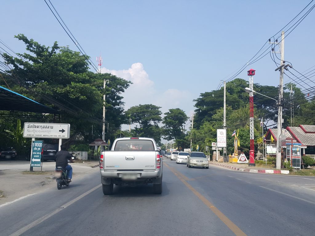 ภาพถนนตรงที่ ที่นอน มารีน่า เชียงใหม่ ตั้งอยู่ ถ่ายโดย jrcarlsen พ.ศ. 2558 (2015) · A street-level view of where ที่นอน มารีน่า เชียงใหม่ · Thi Non Marina Chiang Mai stands, by jrcarlsen in 2558 (2015)
