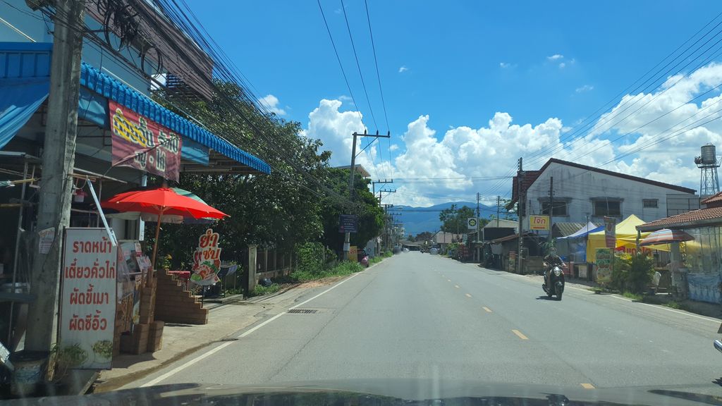 ภาพถนนตรงที่ อ้วนมอไซค์ ตั้งอยู่ ถ่ายโดย jrcarlsen พ.ศ. 2564 (2021) · A street-level view of where อ้วนมอไซค์ · Uanmosai stands, by jrcarlsen in 2564 (2021)