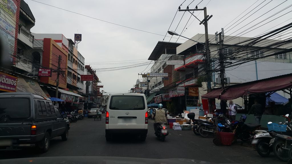 ภาพถนนตรงที่ เหน่ง ไก่ย่าง หมูอบโอ่ง ตั้งอยู่ ถ่ายโดย jrcarlsen พ.ศ. 2559 (2016) · A street-level view of where เหน่ง ไก่ย่าง หมูอบโอ่ง · Neng Kainga Muopong stands, by jrcarlsen in 2559 (2016)