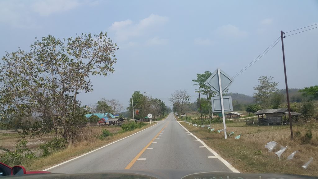 ภาพถนนตรงที่ ไร่เวียงรังนคร ตั้งอยู่ ถ่ายโดย jrcarlsen พ.ศ. 2561 (2018) · A street-level view of where ไร่เวียงรังนคร · Rai Wiang Rang Nakhon stands, by jrcarlsen in 2561 (2018)