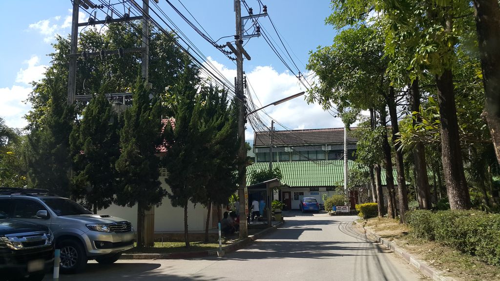 ภาพถนนตรงที่ อาคาร 9 พิเศษ ตั้งอยู่ ถ่ายโดย jrcarlsen พ.ศ. 2559 (2016) · A street-level view of where อาคาร 9 พิเศษ · Akhan 9 Phiset stands, by jrcarlsen in 2559 (2016)
