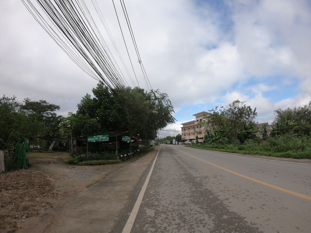 ภาพถนนตรงที่ Nwin Flower Farm ตั้งอยู่ ถ่ายโดย chanuwath_grab พ.ศ. 2562 (2019) · A street-level view of where Nwin Flower Farm stands, by chanuwath_grab in 2562 (2019)